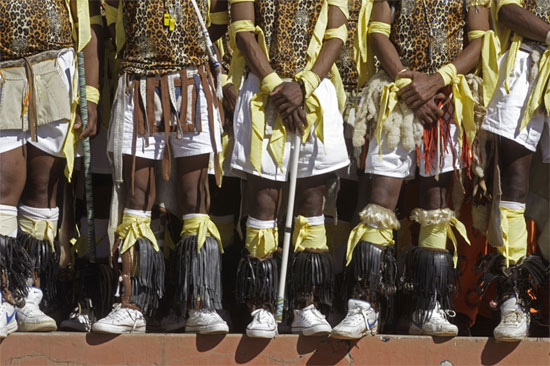 Ljudi obučeni  u tradicionalnu odjeću proslavljaju 94. rođendan gospodina Mandele u Kunu, Јužna Afrika.