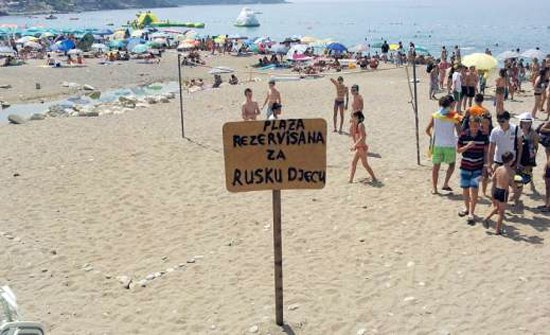 Tabla na plaži u Sutomoru...