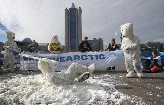 Aktivisti  Grinpisa maskirani kao polarni medvjedi protestuju  ispred Gasproma u Moskvi