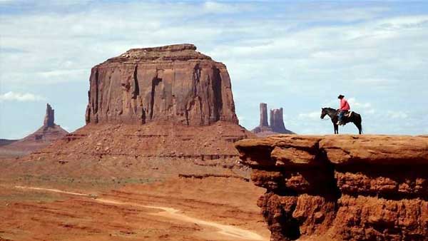 Konjanik i pogled ka "Monument Valley" parku u Јuti, SAD...