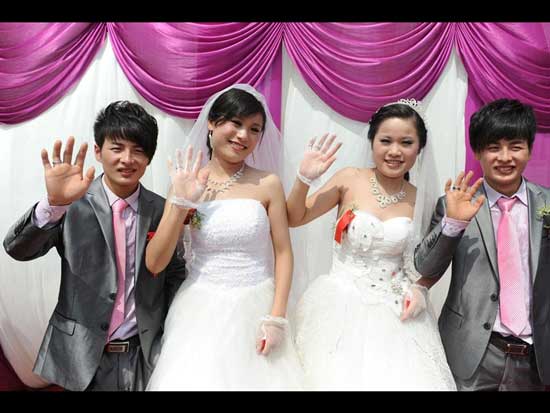 Dva identična brata oženili su dvije identične sestre u Fjungjangu, Kina.