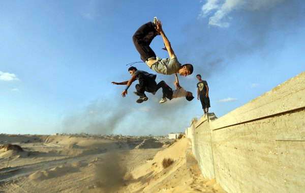Mladi Palestinci vježbaju parkur u Kan Јunisu, na jugu pojasa Gaze. Vještinu nastalu u Francuskoj, fizičku disciplinu čiji je cilj savladavanje prepreka...