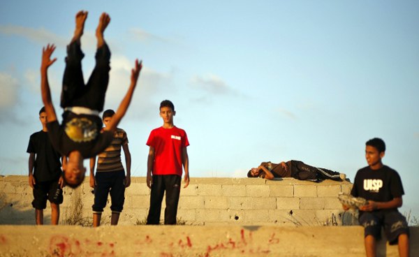 Mladi Palestinci vježbaju parkur u Kan Јunisu...