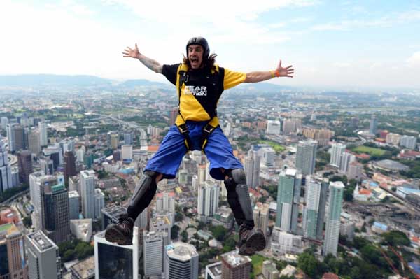 "BASE" skakači skaču sa turističke atrakcije, malezijskog TV tornja KL, visokog 421m u centru Kuala Lumpura...