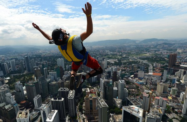 "BASE" skakači skaču sa turističke atrakcije, malezijskog TV tornja KL, visokog 421m u centru Kuala Lumpura. Atraktivni skokovi u glavnom malezijskom gradu održavaju se svake godine, a ovoga puta nastupilo je 95 profesionalaca iz 18 zemalja...