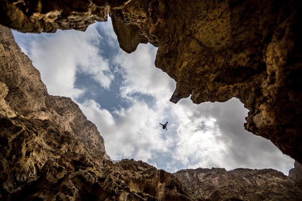 U Omanu je održano svjetsko takmičenje u skokovima u vodu sa stijene "Red Bull Cliff Diving"...