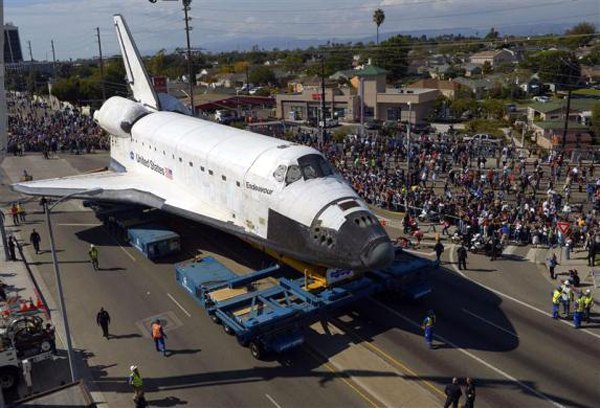 Stanovnici Los Anđelesa ispraćaju svemirski šatl "Endevor" na velikoj platformi, na putu ka muzeju u kojem će biti trajno smješten...