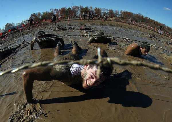 Takmičenje u trci sa preprekama kroz blato u Nju DŽerziju...