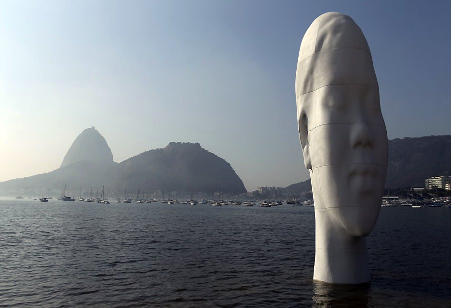 12 metara visoka skultura "Avilda" smještena duž plaže Botafogo u Rio de Žanieru, povodom projekta 'OIR' (Other Ideas for Rio)...