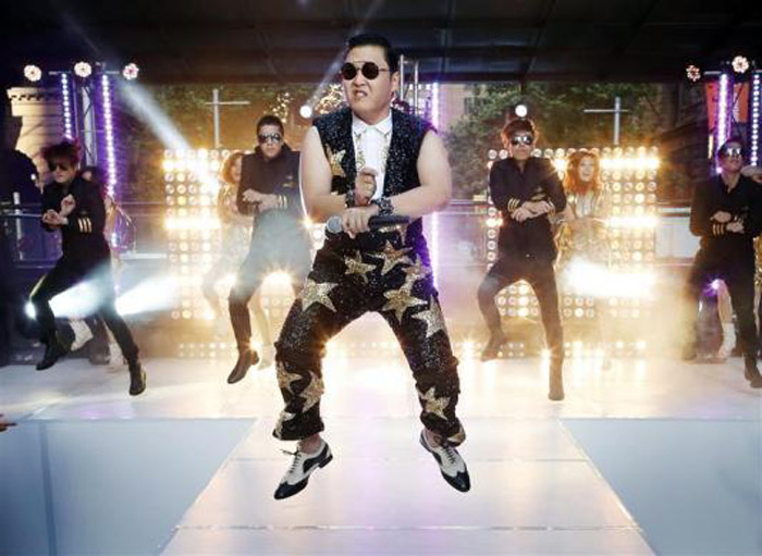 Јužno Korejanski pjevač "Psy" ivodi svoj hit "Gangnam Style" u jutarnjem programu jedne televizijske kuće u Sidneju...