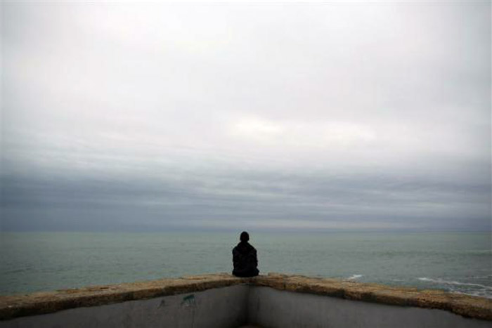 Nezaposleni 29-godišnji otac, sjedi i gleda u more razmišljajući kako do posla...