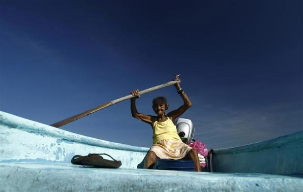 Bakica ribar, Sesilija Vilegas (77) iz Kostarike dovozi čamac sa jutarnjim ulovom na obalu.