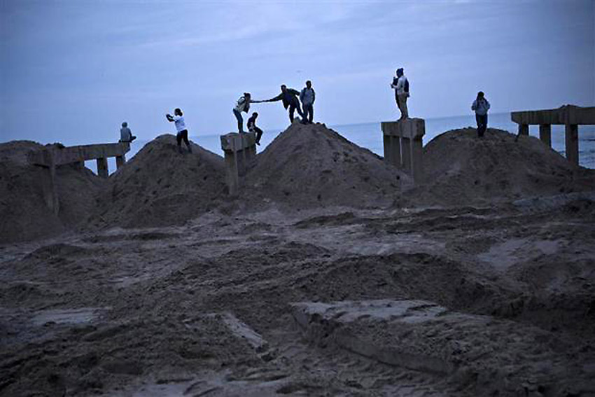 Igra ljudi na ostacima šetališta "Rockaway Beach" koje je uništio uragan Sendi u Kvinsu u Njujorku...