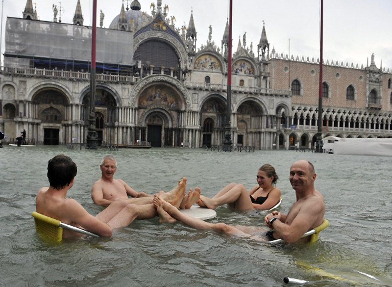 Obilne kiše su poplavile veći dio Venecije i uslovile evakuaciju 200 osoba iz Toskane, kada je nevrijeme zadesilo sjevernu Italiju ovog vikenda...