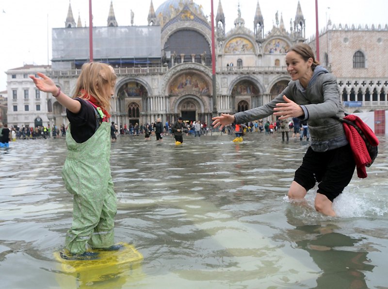 Obilne kiše su poplavile veći dio Venecije i uslovile evakuaciju 200 osoba iz Toskane, kada je nevrijeme zadesilo sjevernu Italiju ovog vikenda...