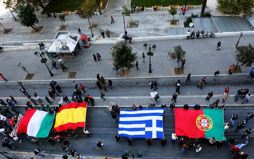 Dan štrajkova na trgu u Atini - Demonstranti nose zastave Italije, Španije, Grčke i Portugala...