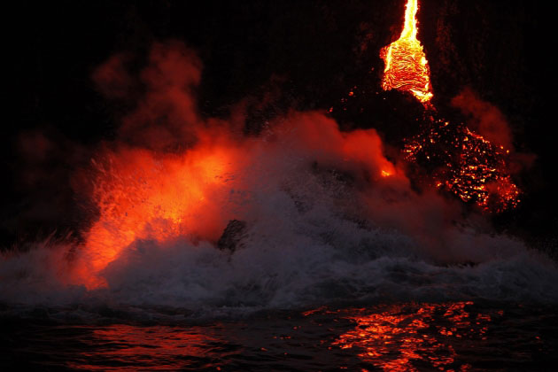 Lava se ulijeva u okean kod Havaja, stvarajući rijedak prirodni fenomen.
