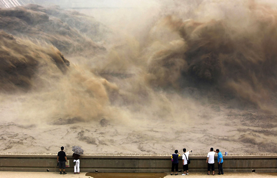 Posjetioci posmatraju kuljanje vode puštene preko nasipa Siaolangdi kako bi se Žuta rijeka pročistila od nagomilanih sadimenata i spriječila poplave u Đijuanu, u centralnoj kineskoj provinciji Henan...