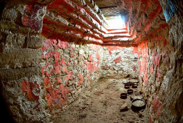 Ulaz u grobnicu Maja ukrašen crvenom ciglom