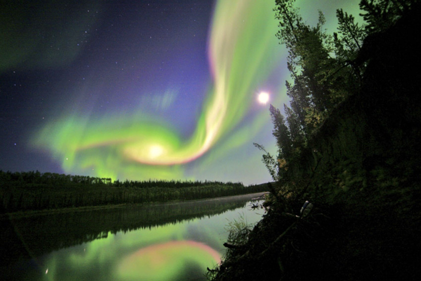 Polarna svjetlost (Aurora borealis) iznad Vajthorsa, Јukon...