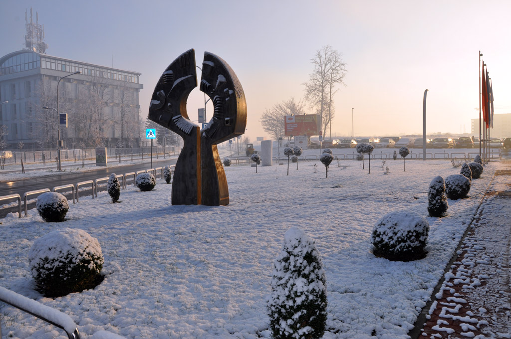 Snijeg u Banjaluci - "Drvo života" ispred Doma RTRS
