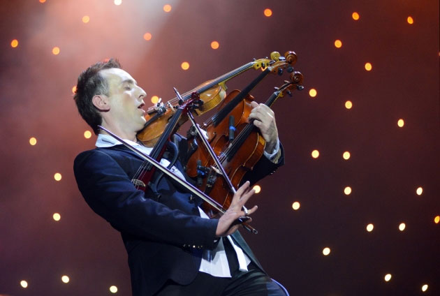 Virtuoz na violini svira četiri violine u isto vrijeme na koncertu u Ukrajinskom gradu Lviv.
