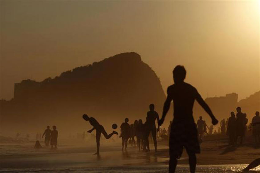 Igra loptom na Kopakabana plaži u Rio de Žanieru...