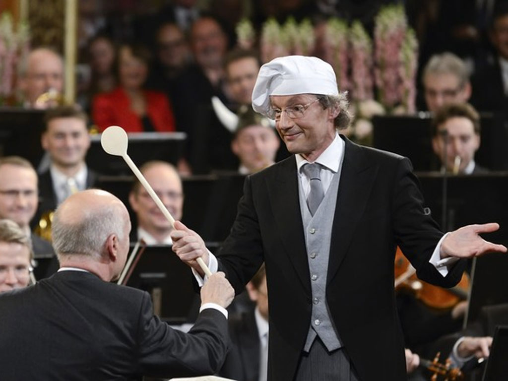 Austrijski dirigent Franc Velser-Most, diriguje Bečkom filharmonijom prerušen u kuvara tokom Novogodišnjeg koncerta u Beču