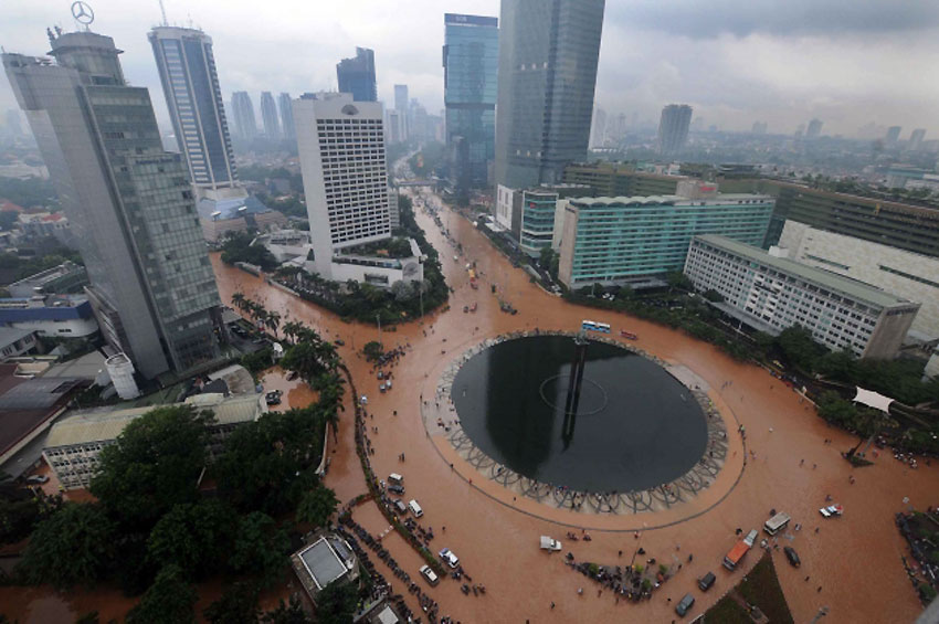 Obilne monsunske kiše izazvale su velike poplave u glavnom gradu Indonezije, prouzrokovale smrt četvoro ljudi, evakuaciju više od 20.000 stanovnika i paralisale veći dio grada...