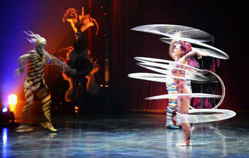 Umjetnici izvode tačku tokom "Cirque du Soleil's Kooza" predstave u "Royal Albert Hall" u Londonu...