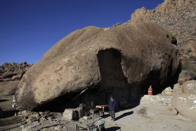 Benito Hernandes sa suprugom i porodicom više od 30 godina živi u koći od cigle sušene na suncu koju umjesto  krova, prekriva stijena prečnika  40 metara.