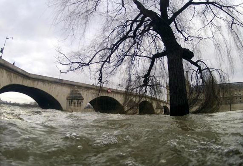 Nabujala rijeka Sena plavi sve oko "Pont Royal" mosta, nakon višednevnih padavina u Parizu...