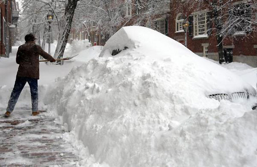 Čovjek pravi prolaz ispred svoje zgrade u Bostonu, Masačusets, nakon snježne oluje...