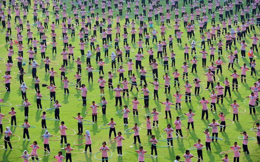 Oko 4.500 ljudi na Tajlandu učestvovalo je u Hula Hoop takmičenju u pokušaju da se obori Ginisov rekord.