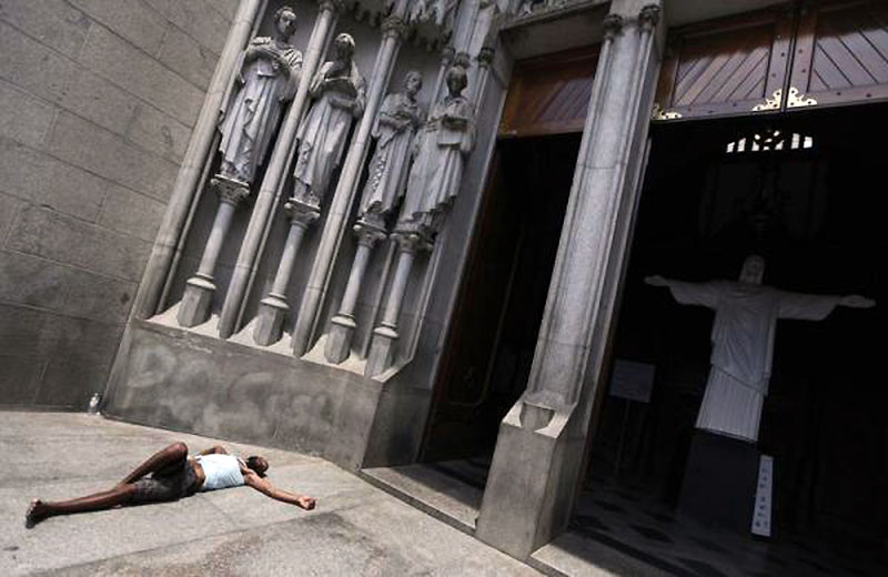 Beskućnik spava ispred ulaza katedrale u Sao Paulu u Brazilu...