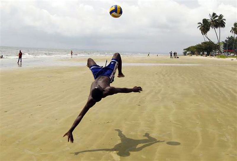 Igrajući lopte na plaži u Librevilu, Gabon...