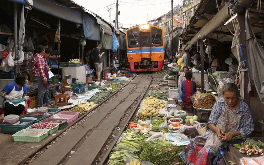 Najopasnije trgovinsko mjesto na svijetu - pijaca u Samut Songram, Tajland. Tržnica se nalazi odmah pored željezničke stanice Me Klong..