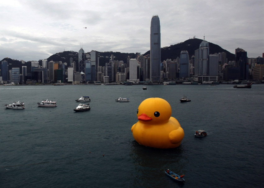 Ogromna gumena žuta patka koja je zaplovila hongkongškom lukom Viktorija...