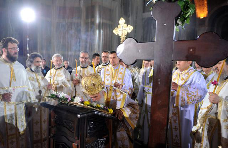 Patrijarh srpski Irinej služio je vaskršnju ponoćnu liturgiju u Hramu Svetog Save na Vračaru...