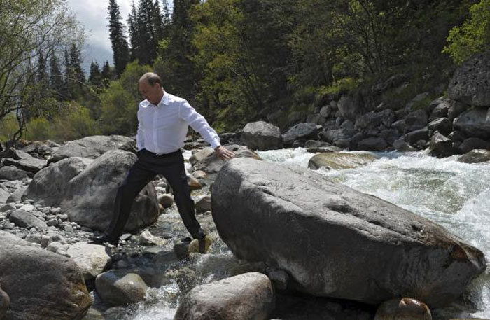 Vladimir Putin na planinskom potoku u blizini Biškeka,
prestonice Kirgistana