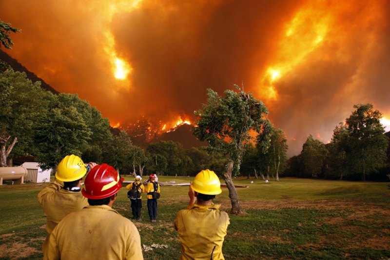 Šumski požari i dalje bjesne u Kaliforniji gdje su ugrozili 4.000 domova na brdima sjeverno od Malibua...