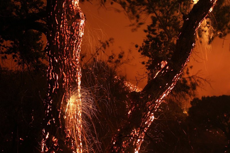 Šumski požari i dalje bjesne u Kaliforniji gdje su ugrozili 4.000 domova na brdima sjeverno od Malibua...