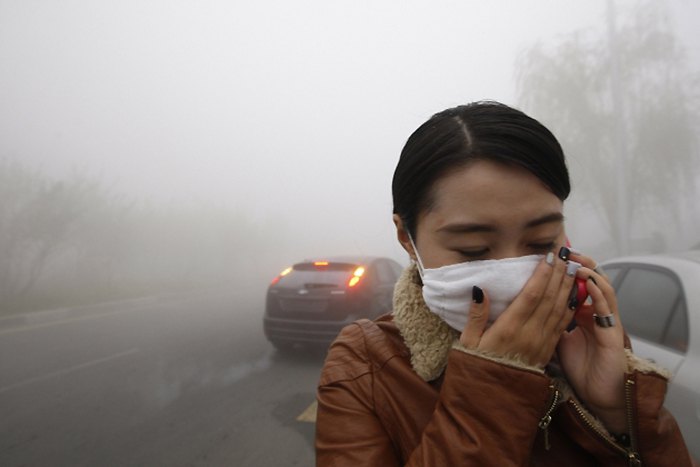 Žena nosi masku u gradu Harbinu...