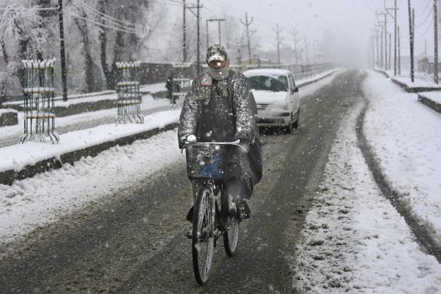 U indijskom gradu Sinagaru snijeg koji je pao izazvao je teškoće u saobraćaju.