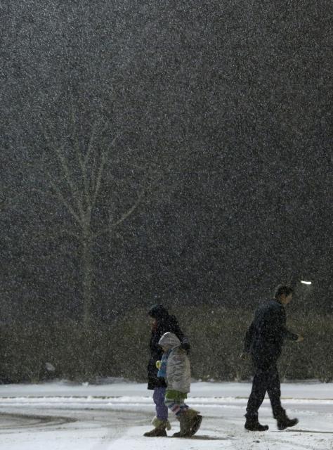 Obilne snježne padavine, jak vjetar i izuzetno niske temperature pogodile su sjeveroistok Sjedinjenih Američkih Država, pa su guverneri saveznih država Njujork i Nju DŽerzi sinoć proglasili vanredno stanje..