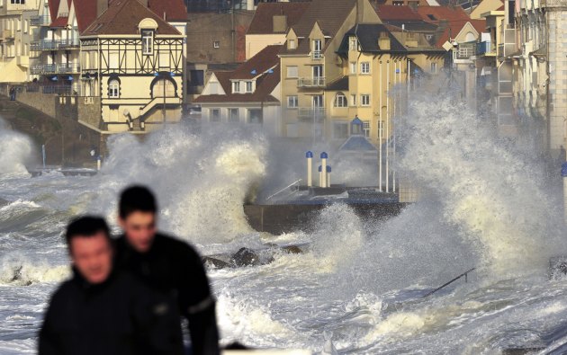 Dijelovi obale Velike Britanije i sjeverne Francuske poplavljeni su zbog visokih talasa i snažnih vjetrova...