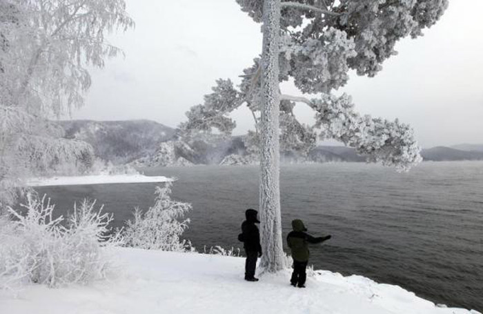 Uživanje u pogledu na obalama rijeke Јenisej na temperaturi od  -20 stepeni Celzijusa, izvan ruskog grada Krasnojarsk...