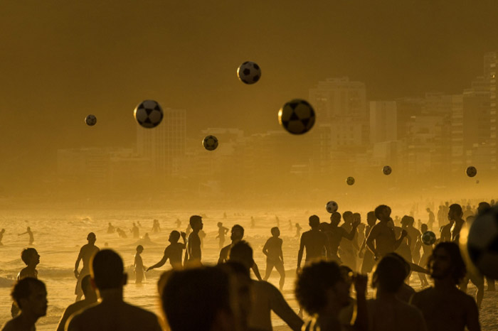 Ljudi igraju fudbal u zalazak sunca na plaži Ipanema u Rio de Žanieru, Brazil....