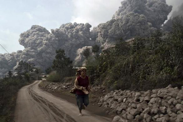 Mještanin bježi zbog erupcije Sinabunga iz sela Sigarang-Garang... (Karo distrikt, Indonezija)