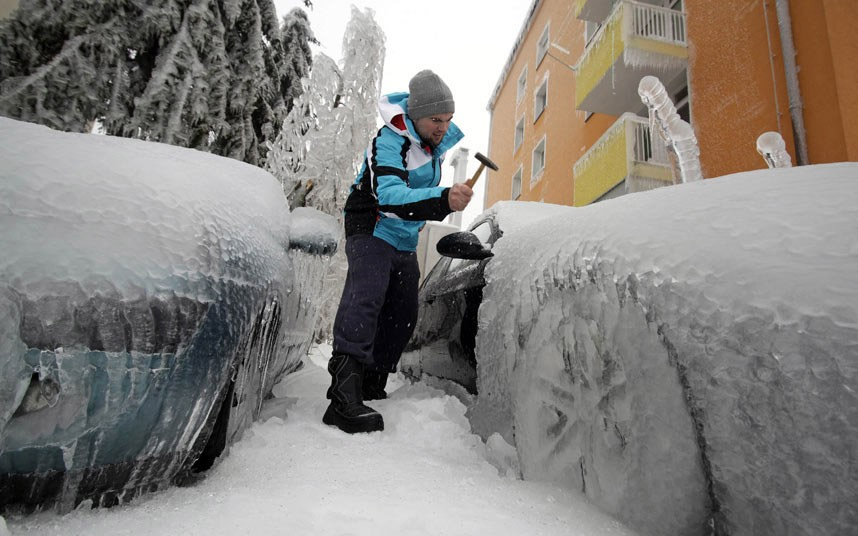 Automobili okovani ledom u Sloveniji